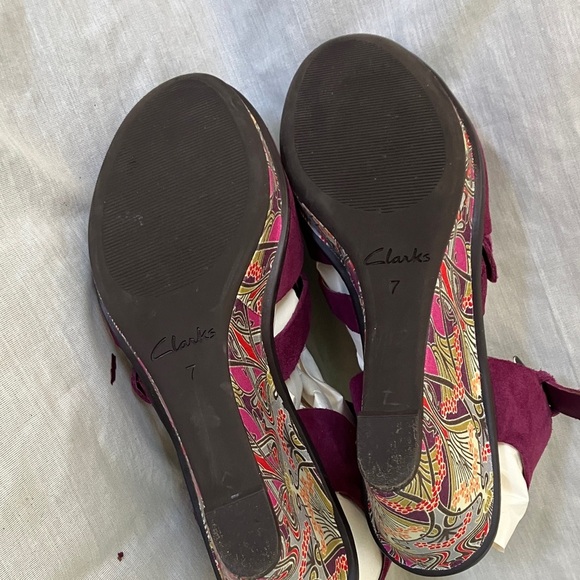 Clark’s women’s size 7 purple Wedge Sandals with Patterned Heel - Picture 3 of 16